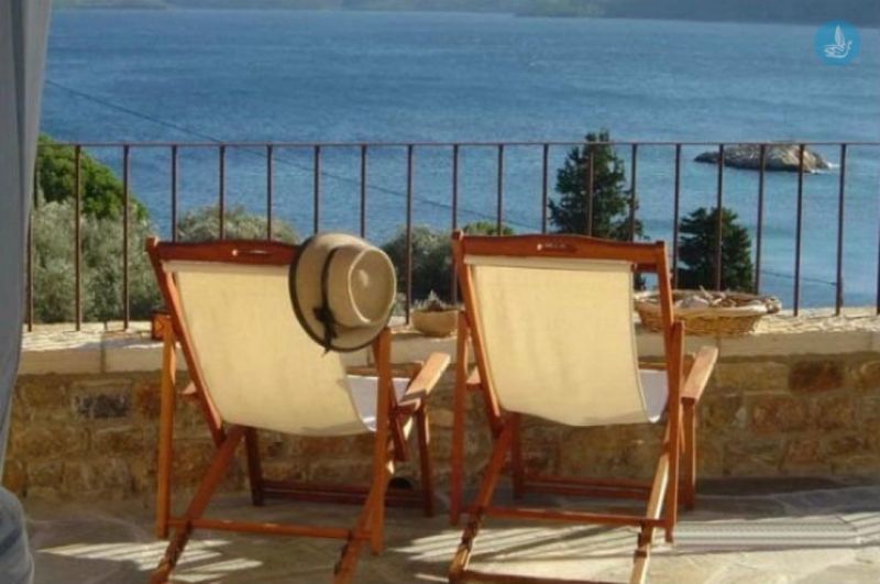 Airbnb και κατάρρευση εσωτερικού τουρισμού πλήττουν τα μικρά καταλύματα