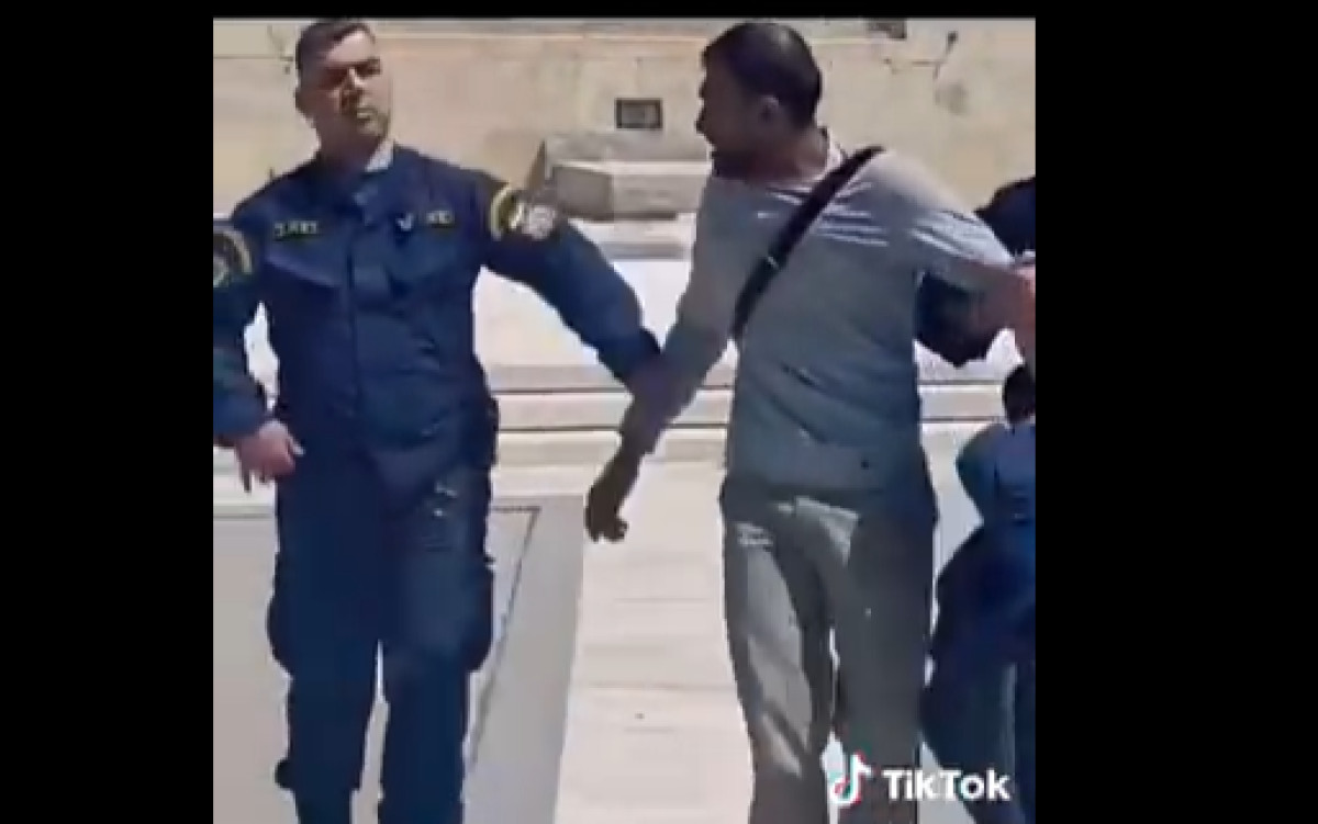 Διεκόπη η εξέταση αίτησης ασύλου μετανάστη που επιτέθηκε σε εύζωνες