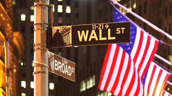 Wall Street: Ώθηση από stress tests, ανησυχίες για το πετρέλαιο