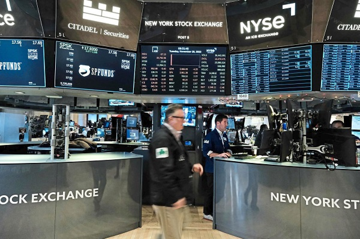 Η ανθεκτική αγορά εργασίας «πληγώνει» τη Wall Street