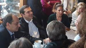 «Δεν είπε ο Τσίπρας "δικός μας είναι αυτός;"», διευκρινίζει η γυναίκα που καθόταν δίπλα του στο Μάτι