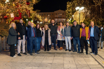 «Βόλτα αγάπης» για 58 ηλικιωμένους στην εορταστικά στολισμένη Αθήνα