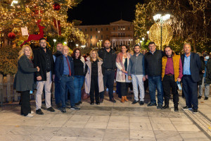 «Βόλτα αγάπης» για 58 ηλικιωμένους στην εορταστικά στολισμένη Αθήνα