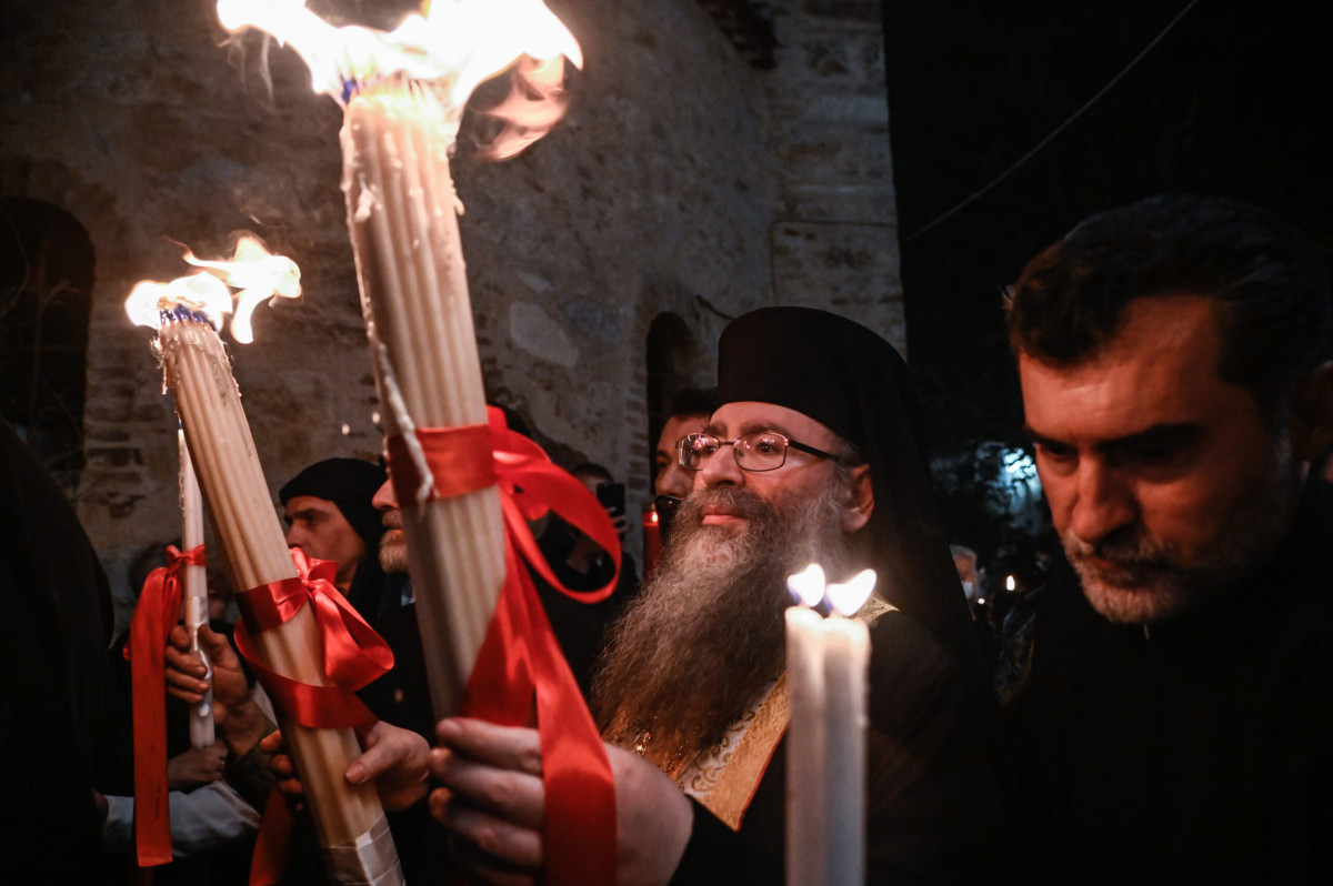 Στις 7 μ.μ. η άφιξη του Αγίου Φωτός στην Ελλάδα – Τα έθιμα της πρώτης Ανάστασης