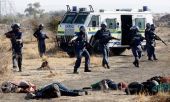 Ν. Αφρική: Σοκάρουν οι εικόνες αστυνομικών που εκτελούν μεταλλεργάτες (video)