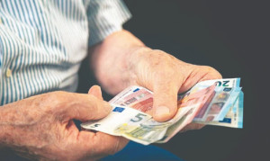Επίδομα 400 ευρώ: Ποιοι συνταξιούχοι το δικαιούνται τον Νοέμβριο – Τι αλλάζει στα κριτήρια