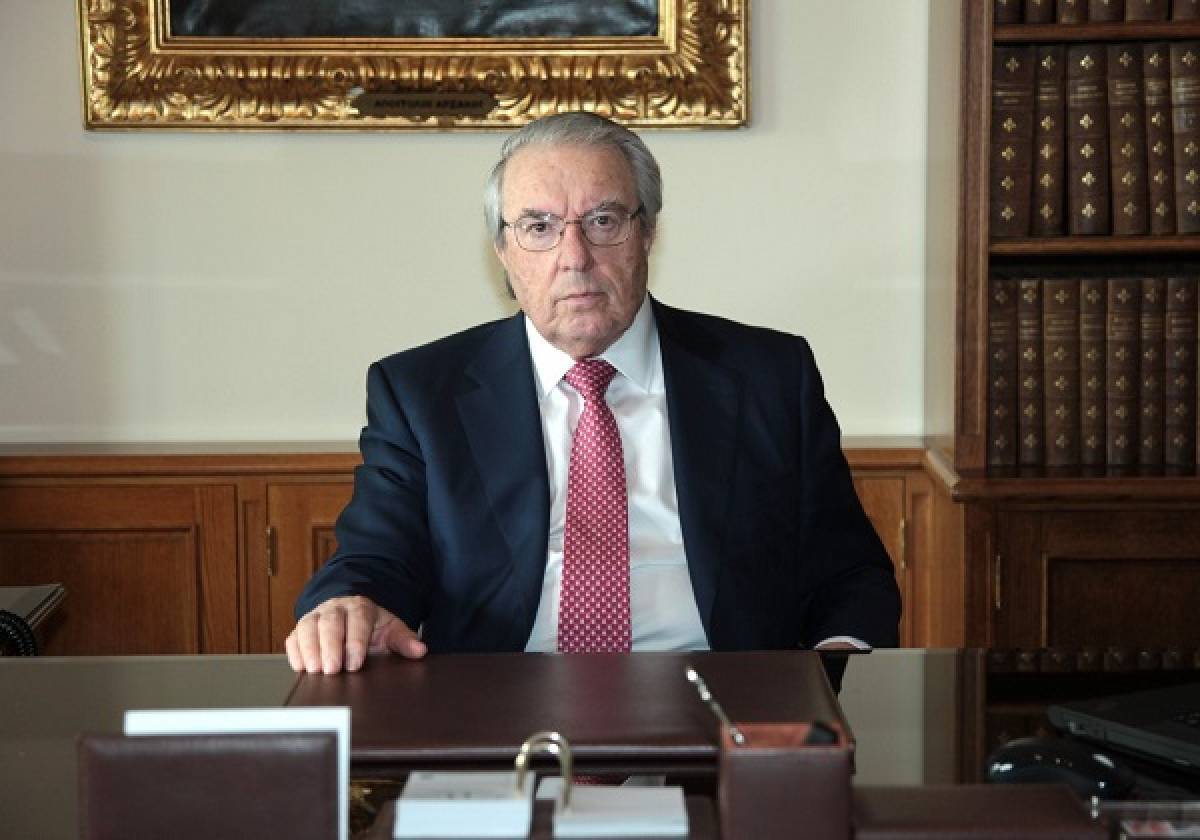 Ο Μπαμπινιώτης εξηγεί την ετυμολογία του «Meta» μέσω του… Facebook