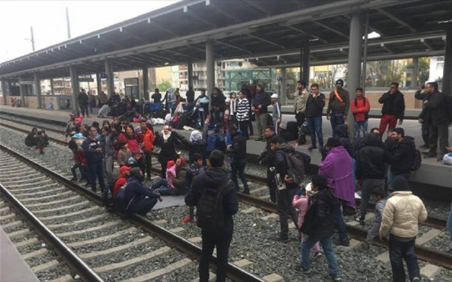 Πλήθος προσφύγων απέκλεισε το Σταθμό Λαρίσης-Παγώνουν τα δρομολόγια
