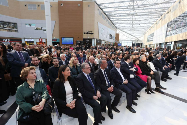 Τι έκανε ο Παπαδήμος στην κοπή πίτας του Άδωνη;