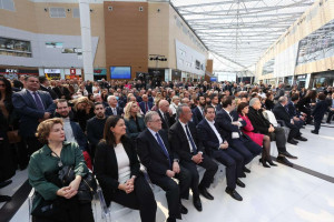 Τι έκανε ο Παπαδήμος στην κοπή πίτας του Άδωνη;