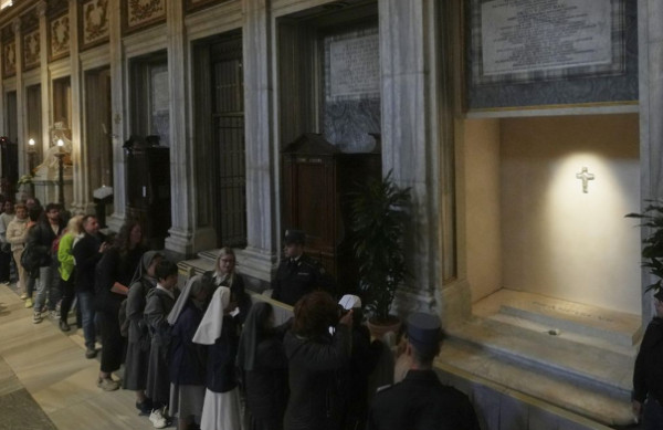Πάνω από 30 χιλιάδες άτομα επισκέφτηκαν τον τάφο του Πάπα