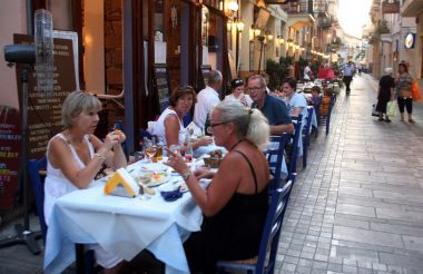 ΙΝΕΜΥ-ΕΣΕΕ: Η εστίαση μοναδικό ανάχωμα στα λουκέτα των μαγαζιών