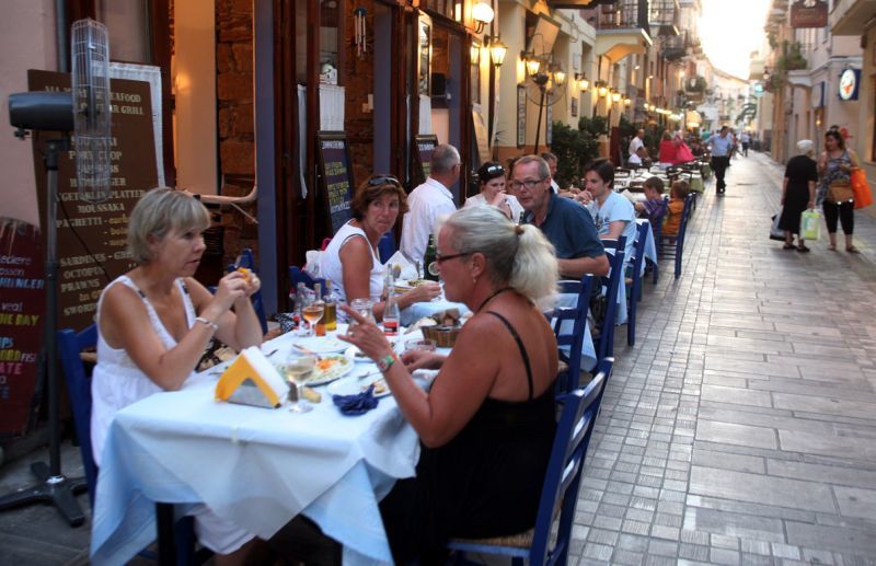 ΙΝΕΜΥ-ΕΣΕΕ: Η εστίαση μοναδικό ανάχωμα στα λουκέτα των μαγαζιών