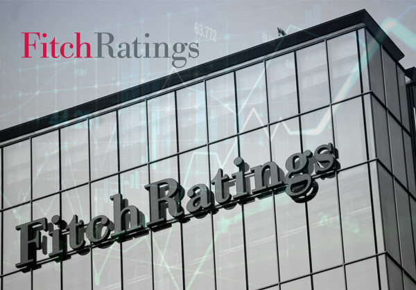 Fitch: Το «κλειδί» των ελληνικών αναβαθμίσεων – Πλεονάσματα, τράπεζες και μείωση χρέους