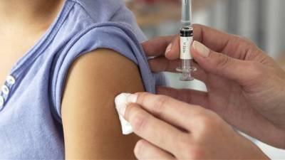 Μαζικός εμβολιασμός παιδιών-εφήβων από τον ΕΟΔΥ στη Μόρια