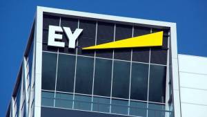 EY: Το φυσικό κατάστημα παραμένει σημαντικό, παρά την αυξανόμενη ψηφιοποίηση