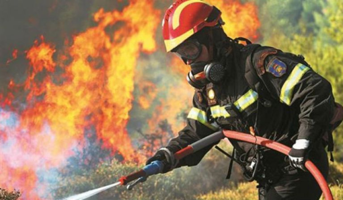 Οριοθετήθηκε φωτιά στα Σπάτα, στο τέρμα της Αττικής Οδού
