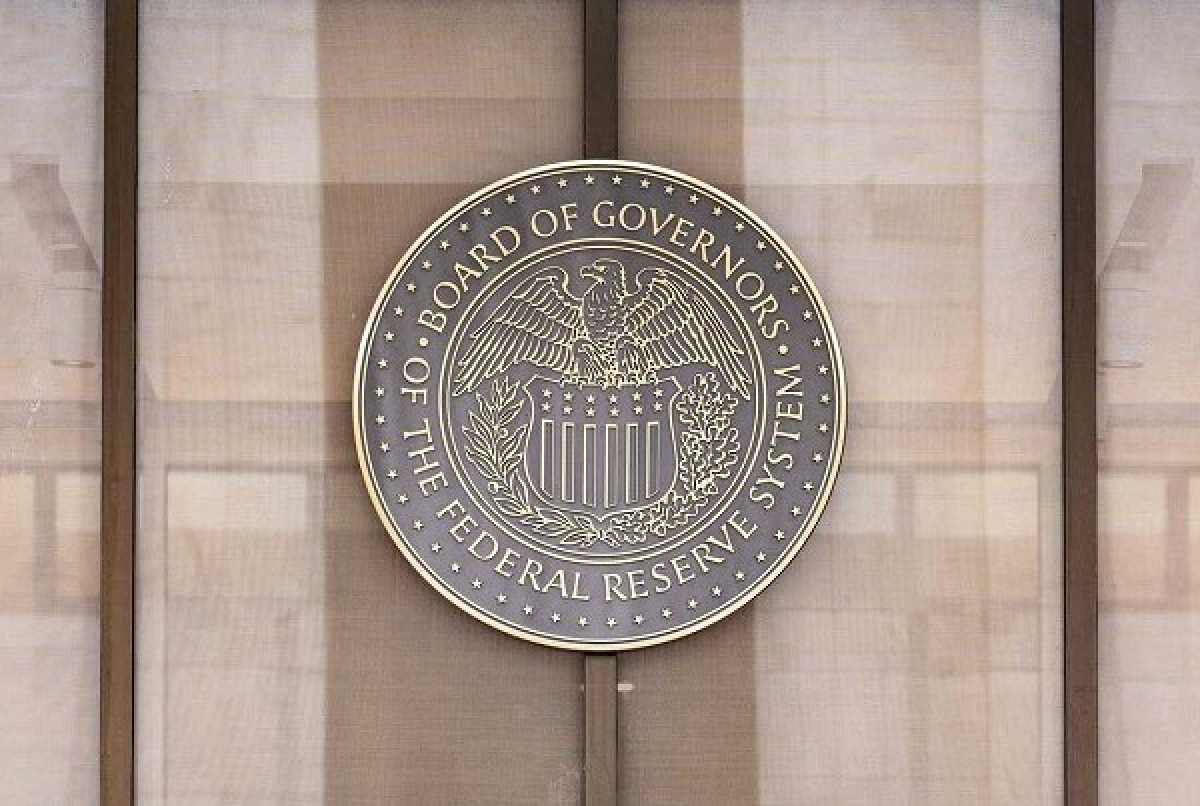 Η Fed διατήρησε αμετάβλητα τα επιτόκια, αλλά έρχονται νέες αυξήσεις