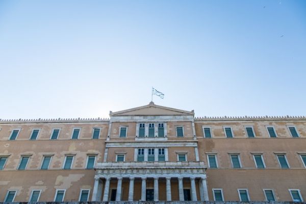 Η τελευταία έκθεση Λιαργκόβα με «καμπανάκια» για λιτότητα και πλεονάσματα