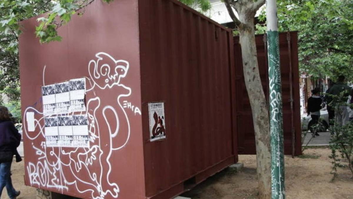 Απομακρύνθηκε το «ΚΕΠ» των αντιεξουσιαστών από την πλατεία Εξαρχείων