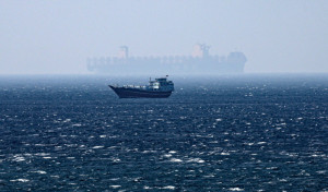 Παγκόσμια ναυτιλία σε αναταραχή: Ναύλοι και λειτουργικά κόστη εκτοξεύονται λόγω γεωπολιτικής κρίσης στη Μέση Ανατολή