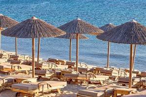 Πιο πολύ καίνε οι ξαπλώστρες και ο καφές παρά ο ήλιος