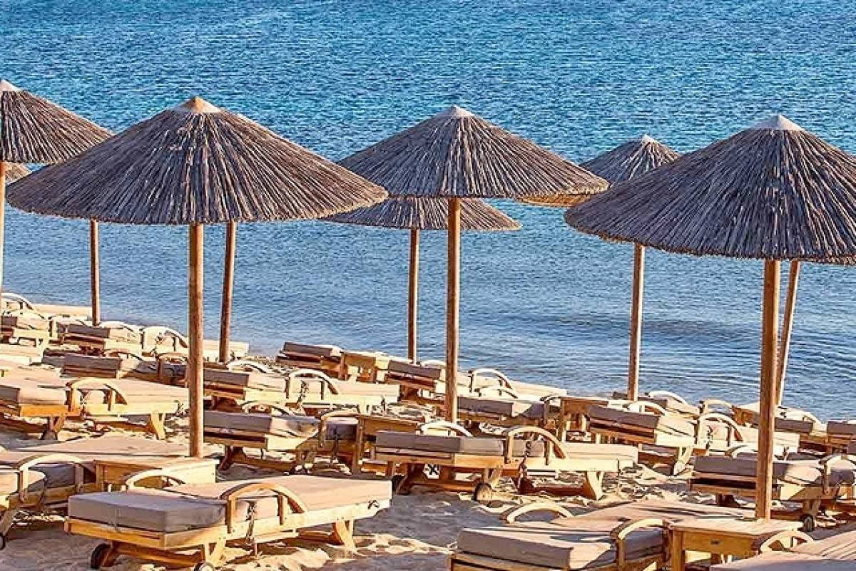 Πιο πολύ καίνε οι ξαπλώστρες και ο καφές παρά ο ήλιος