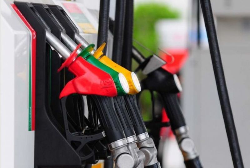 Πτώση 20% στην τιμή της βενζίνης στην Ελλάδα, διαπιστώνει το Bloomberg