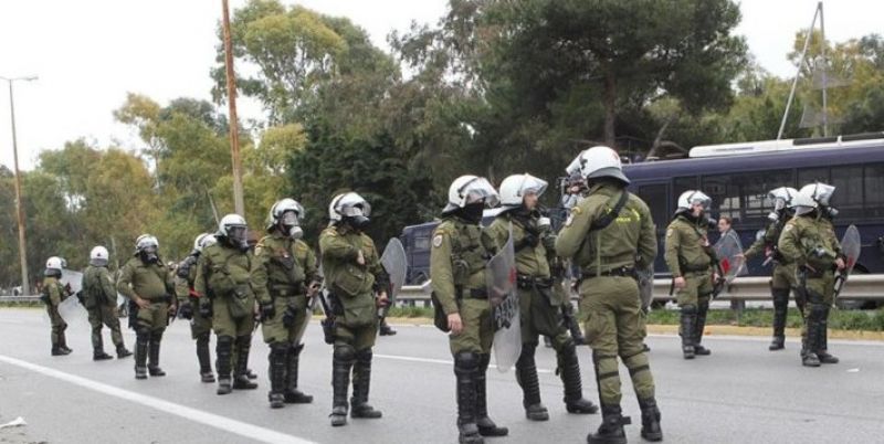 Επίθεση σε διμοιρία των ΜΑΤ, έξω από το Πάντειο πανεπιστήμιο