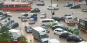 Σφοδρή χαλαζόπτωση στη Θεσσαλονίκη: Παρασύρθηκαν άνθρωποι από τα νερά (videos)