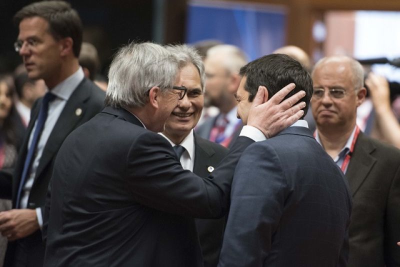 Γιούνκερ: Εμπιστεύομαι Τσίπρα, όχι ΣΥΡΙΖΑ- Δε βοηθάει ο Βαρουφάκης