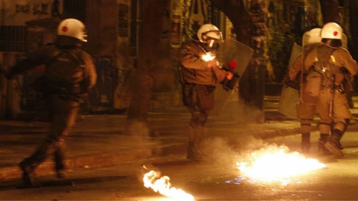 Επίθεση κουκουλοφόρων με μολότοφ στα Εξάρχεια - Ένας αστυνομικός τραυματίας