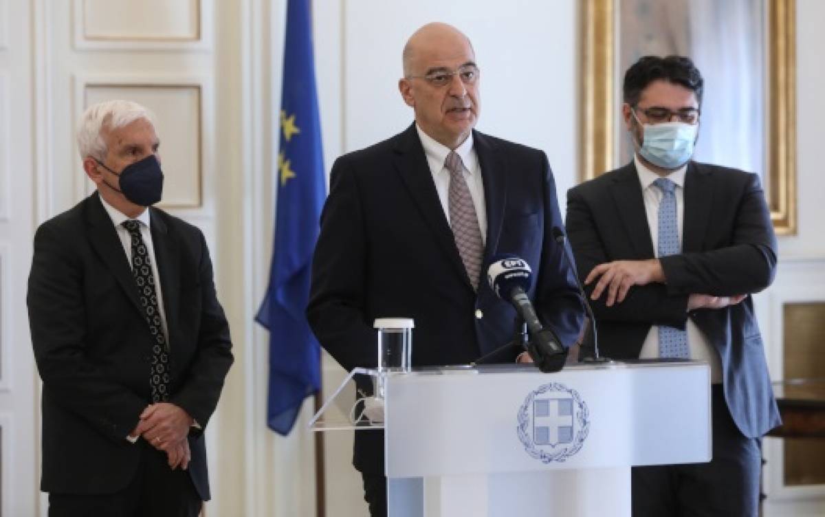 Δένδιας: Προτίθεται να τεθεί επικεφαλής ανθρωπιστικής αποστολής στην Μαριούπολη