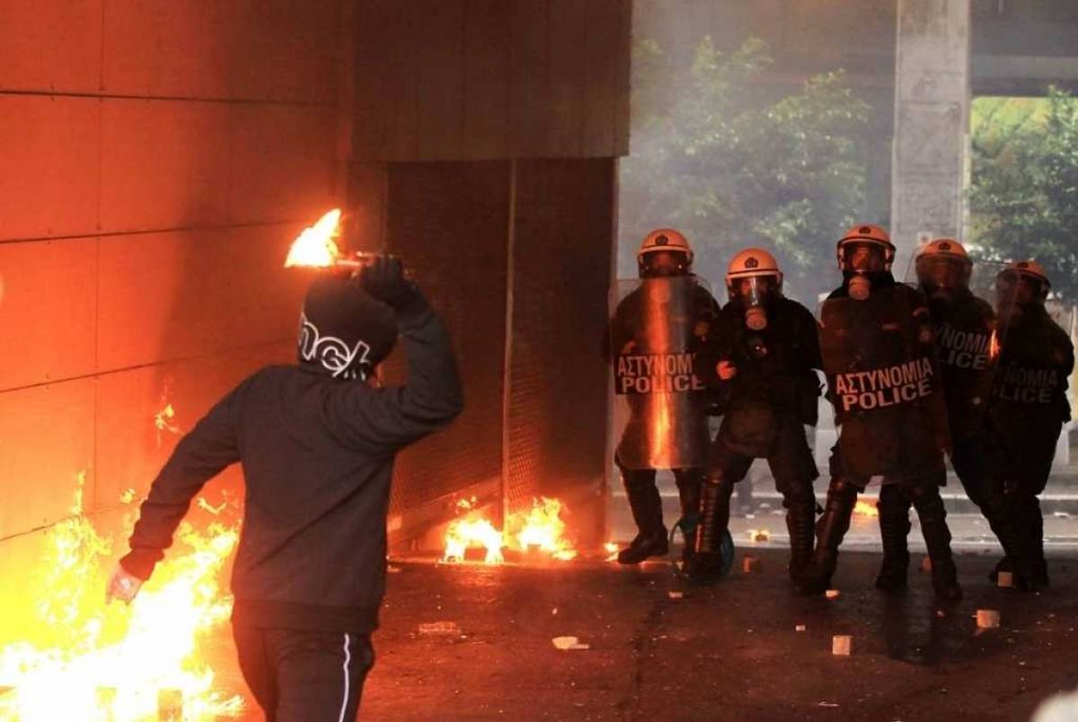Ενέδρα κατά αστυνομικών έξω από τη Νομική Σχολή-Έξι προσαγωγές