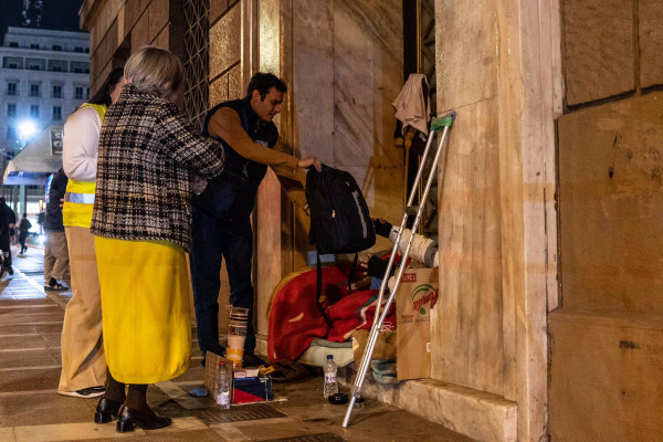 Δήμος Αθηναίων: Σακίδια με χειμερινά είδη πρώτης ανάγκης στους άστεγους