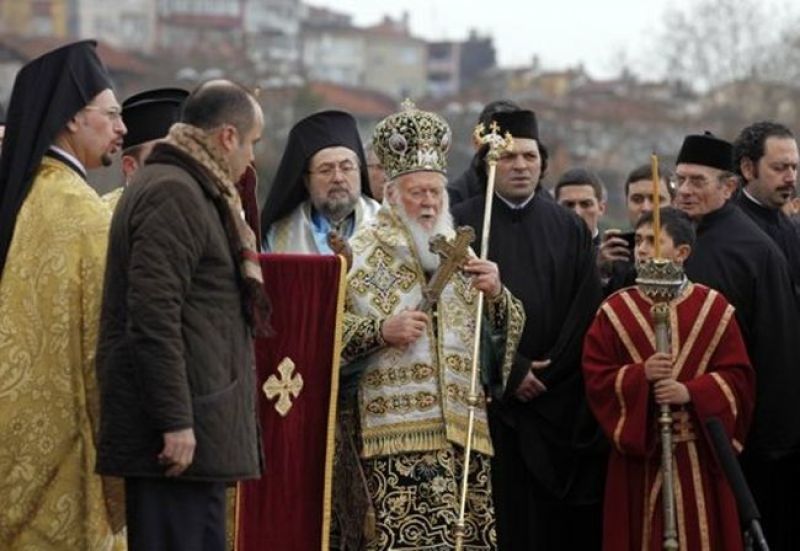 Mε θρησκευτική κατάνυξη η κατάδυση του τιμίου Σταυρού στο Φανάρι