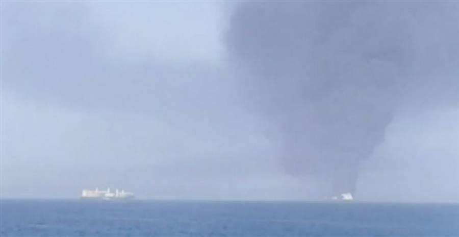 Αναφορές για δύο φλεγόμενα δεξαμενόπλοια στον Κόλπο του Ομάν