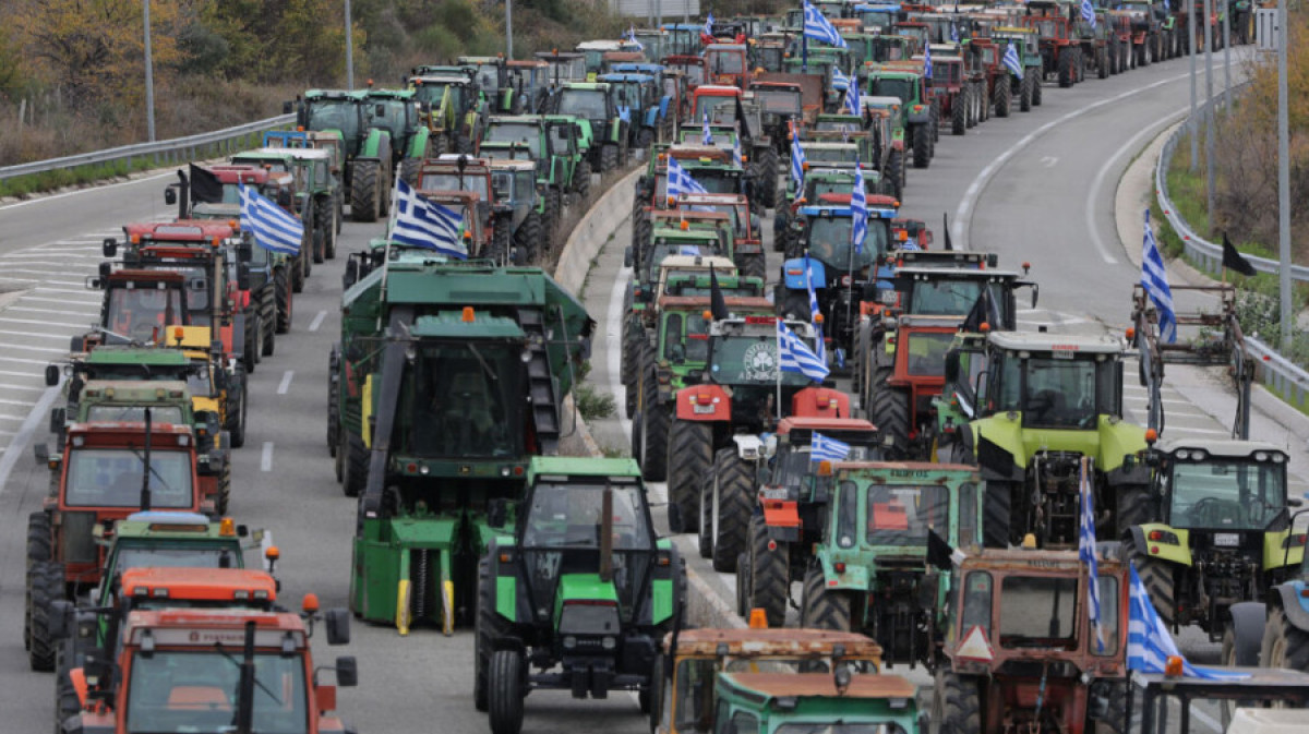 Κλειστοί δρόμοι και ανοιχτό πολιτικό μέτωπο: Οι αγρότες πιέζουν, η κυβέρνηση επιμένει
