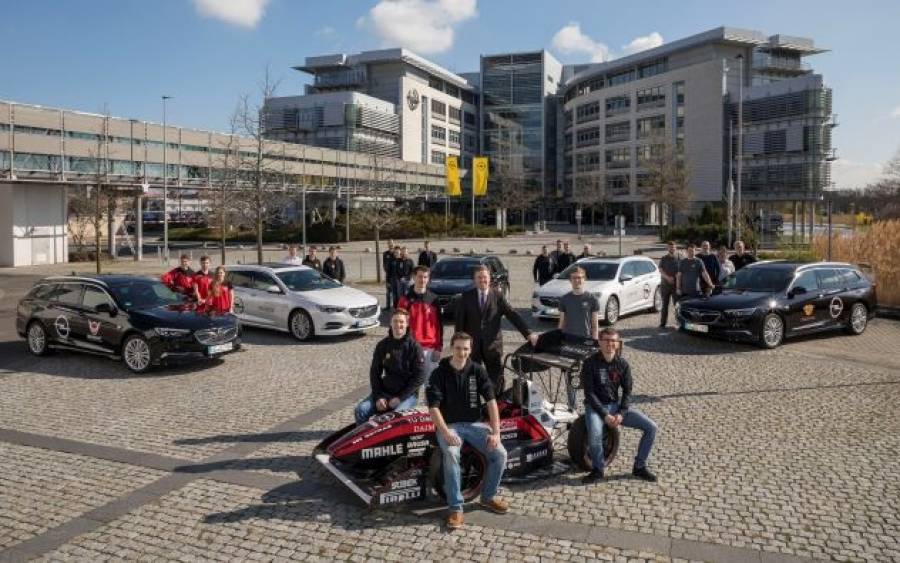 Το Opel Insignia Sports Tourer στο πλευρό Ομάδων Formula Student