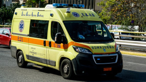 Ένας νεκρός από σύγκρουση τριών ΙΧ στην Αθηνών - Σουνίου