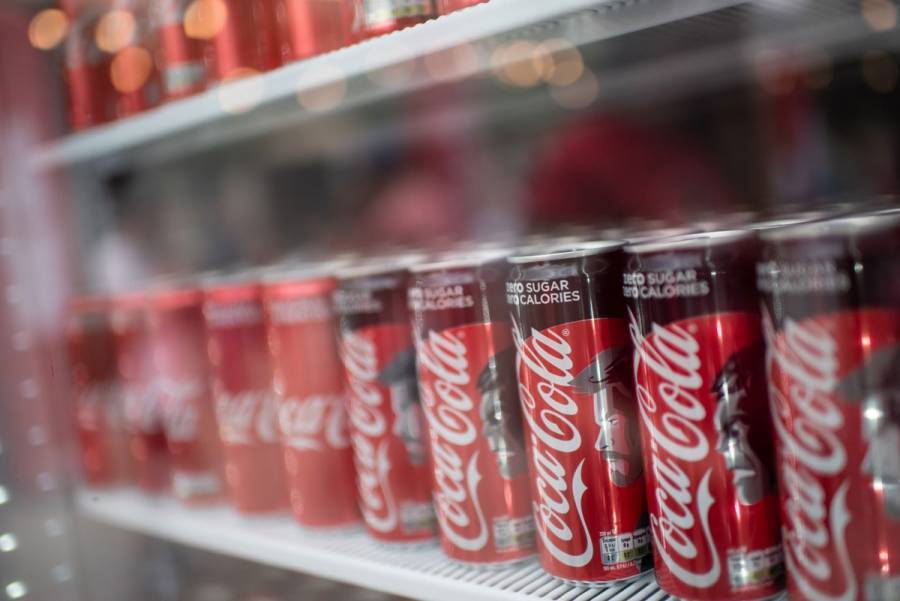 Coca-Cola: Προσφέρει προϊόντα σε γιατρούς, νοσηλευτές και κοινωνικά παντοπωλεία
