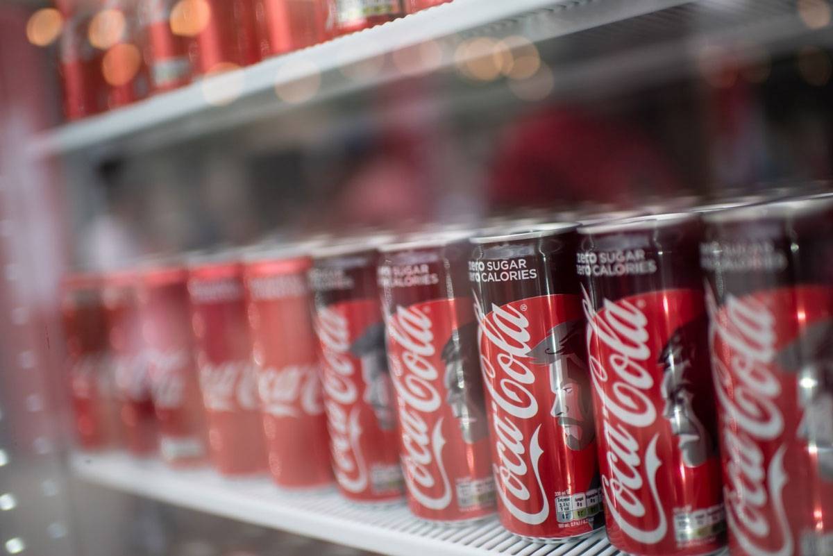 Coca-Cola: Προσφέρει προϊόντα σε γιατρούς, νοσηλευτές και κοινωνικά παντοπωλεία