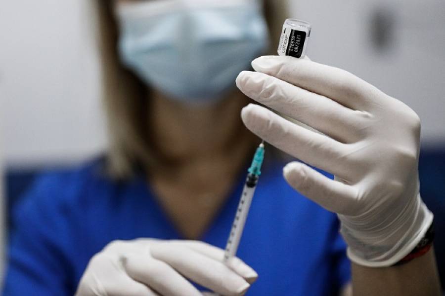 Ιδιώτες γιατροί: Επίσημη πρόσκληση ένταξης στο Εθνικό Πρόγραμμα Εμβολιασμών κατ’οίκον