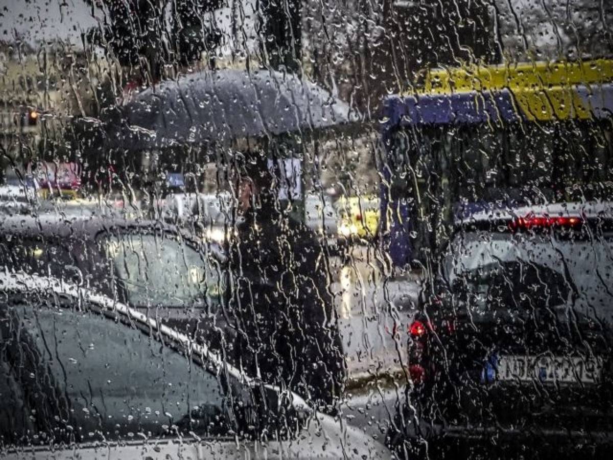 Κυκλοφοριακό κομφούζιο από τα έντονα καιρικά φαινόμενα