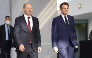 Μακρόν-Σολτς: Η Ευρώπη δεν θα σκύψει το κεφάλι στον Τραμπ