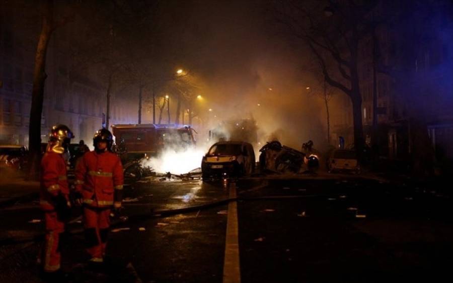 Πεδίο μάχης το Παρίσι-Δεκάδες τραυματίες στις διαδηλώσεις των «κίτρινων γιλέκων»