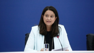 Ξεκαθαρίζει η Κεραμέως: Τα σχολεία ανοίγουν κανονικά τη Δευτέρα