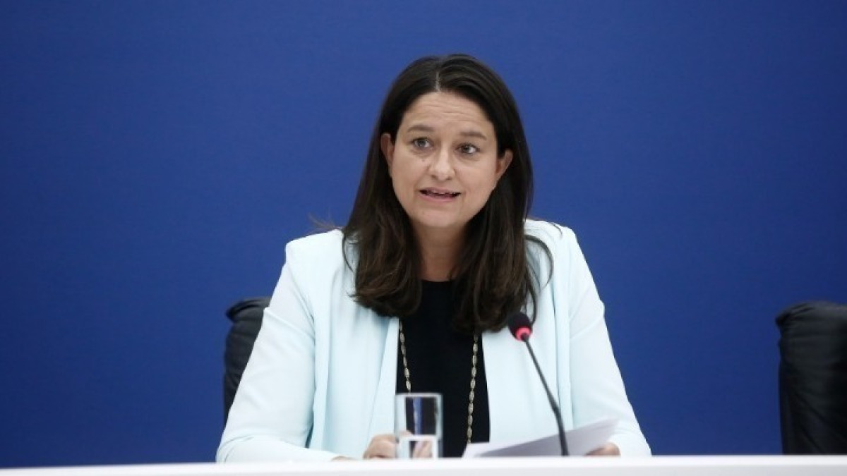 Ξεκαθαρίζει η Κεραμέως: Τα σχολεία ανοίγουν κανονικά τη Δευτέρα