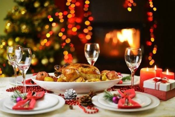Γιορτινό τραπέζι: Σύγκριση τιμών με τα περσινά Χριστούγεννα (πίνακας)