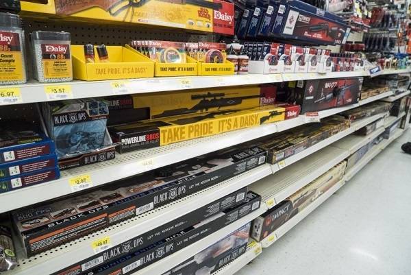 Walmart: Αποσύρει τα όπλα από τα ράφια λόγω τεταμένου κλίματος